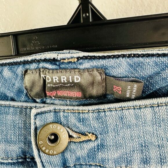 Torrid Distressed Crop Boyfriend Jeans Size 28W - Picture 2 of 3